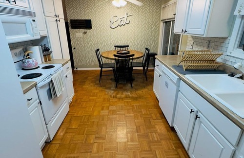 Cedar Rapids Casa | Spacious 4-bedroom House with AC and WiFi in Charming Cedar Rapids