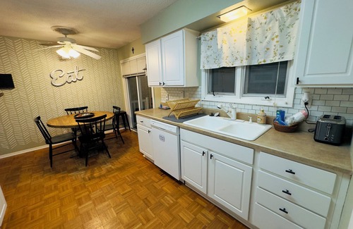 Cedar Rapids Casa | Spacious 4-bedroom House with AC and WiFi in Charming Cedar Rapids