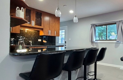 Des Plaines Casa | Spacious 4-bedroom house in charming Des Plaines with AC, WiFi