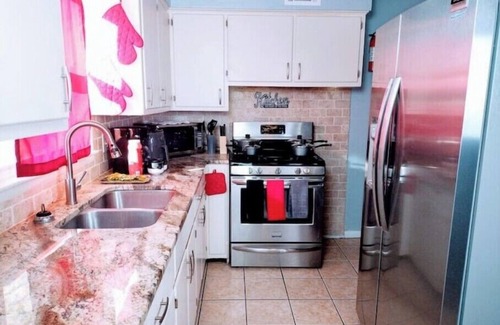 Kansas City Casa | "Spacious 4-Bedroom Oasis, sleeps 11—Perfect VRBO Getaway Awaits! Book Today!"