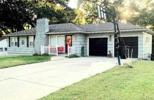 Kansas City Casa | "Spacious 4-Bedroom Oasis, sleeps 11—Perfect VRBO Getaway Awaits! Book Today!"