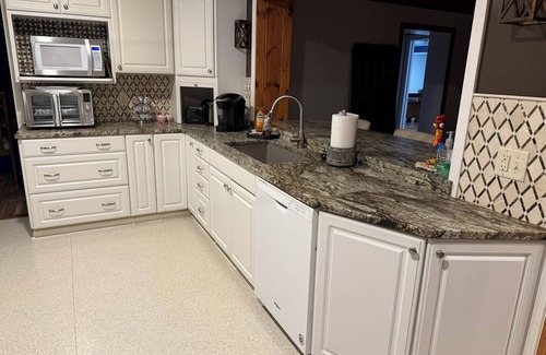 I-435 West KC-KS Casa | Spacious 4-bedroom house in west KCK just a few miles from several attractions!
