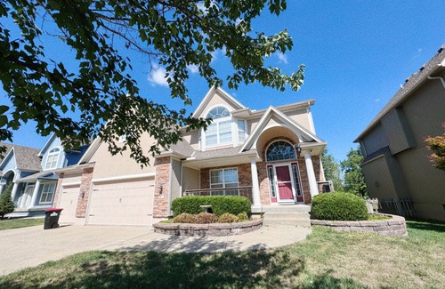 Lee's Summit Casa | Spacious 4-bedroom house with WiFi and AC in fabulous Lee's Summit