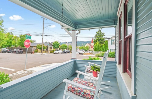 McLoughlin Casa | Spacious 4-bedroom 2-bath Home In Beautiful Oregon City, Pet Friendly!