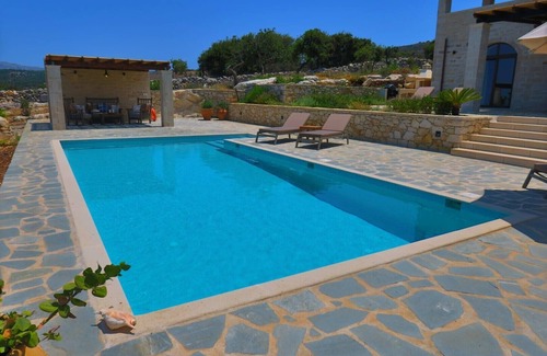 Gerani Villa | Villa Minea, la espaciosa villa de 4 dormitorios con piscina climatizada