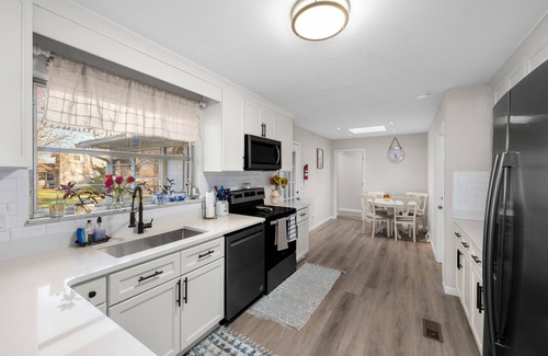 Columbus Casa | Spacious 4 bedrooms 3 full bath house in delightful Columbus with AC, WiFi