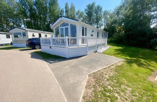 Hopton Cabina | Spacious 4 Berth Lodge With Wi-Fi & Decking At Broadland Sands Ref 20055Sv