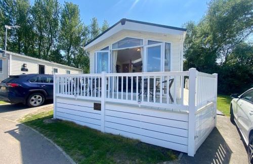 Hopton Cabina | Spacious 4 Berth Lodge With Wi-Fi & Decking At Broadland Sands Ref 20055Sv