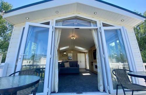 Hopton Cabina | Spacious 4 Berth Lodge With Wi-Fi & Decking At Broadland Sands Ref 20055Sv