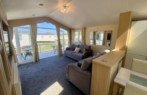 Hopton Cabina | Spacious 4 Berth Lodge With Wi-Fi & Decking At Broadland Sands Ref 20055Sv