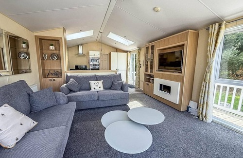 Hopton Cabina | Spacious 4 berth lodge with Wi-Fi & decking at Broadland Sands ref 20055SV