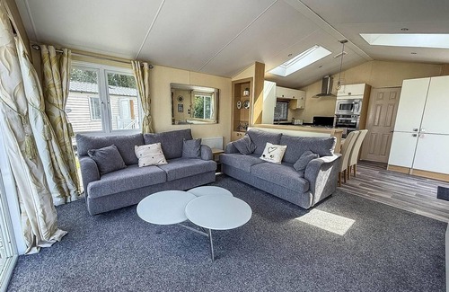 Hopton Cabina | Spacious 4 berth lodge with Wi-Fi & decking at Broadland Sands ref 20055SV