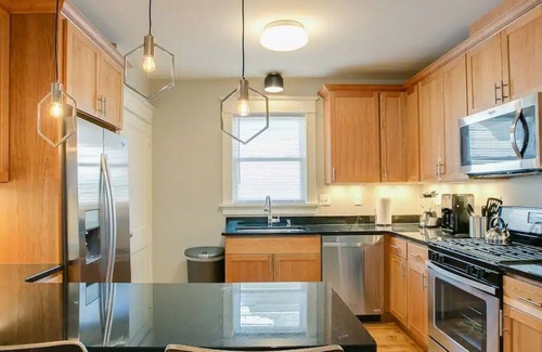 Merriam Park Casa | Spacious 4 BR 2 BA single family house with mid-century style furnishings