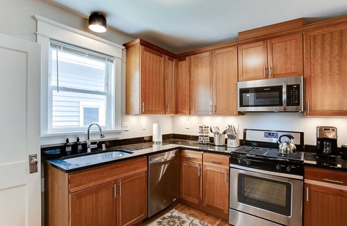 Merriam Park Casa | Spacious 4 BR 2 BA single family house with mid-century style furnishings