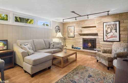 Geneva Casa | Spacious 4 BR Getaway in the Heart of Geneva. Walk to Downtown and the Fox!