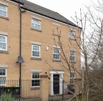 Renhold Casa | Spacious 4 BR home in Bedford, Sleeps 7, Parking