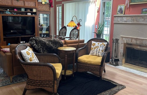 Ridge Casa | Spacious 4 BR house with swimming pool, AC, WiFi in wonderful Wading River