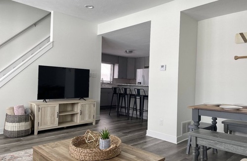 Spirit Lake Casa | Spacious 4-BR House, Lake and Park across the street!