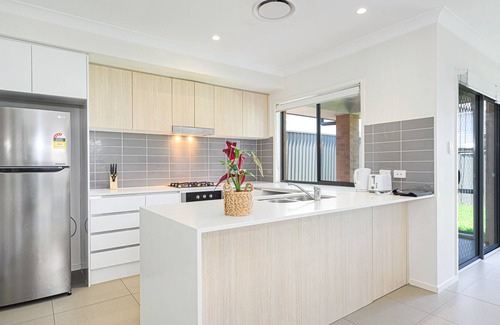 Cobbitty Casa | Spacious 4 Br Modern house WiFi & Parking
