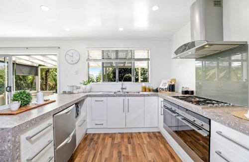 Taupo Casa | Spacious 4 brm home with spa and large garden