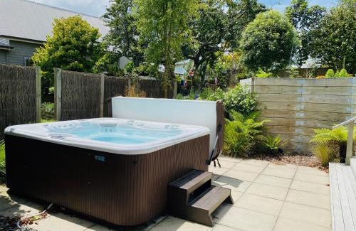 Taupo Casa | Spacious 4 brm home with spa and large garden