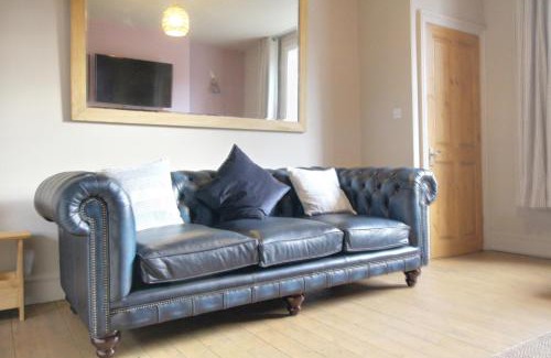 Huddersfield Casa | Spacious 4 Double Bedroom House in Huddersfield with parking
