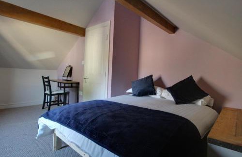 Huddersfield Casa | Spacious 4 Double Bedroom House in Huddersfield with parking