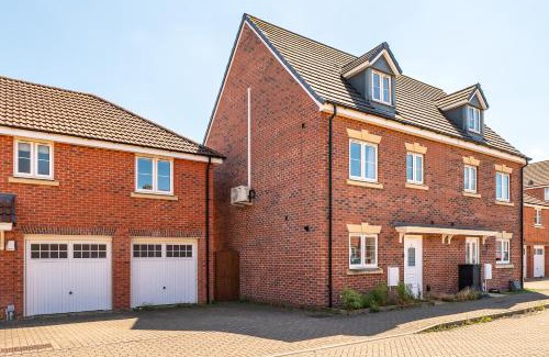 Wootton Bassett Casa | Spacious 4 bedroom, perfect for contractors, families, private parking