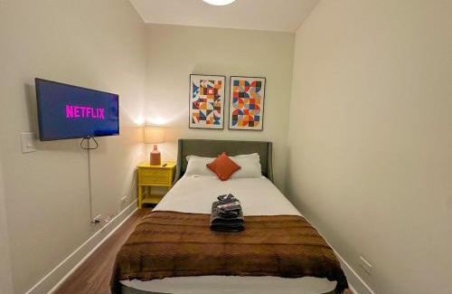 Near South Side Apartamento | Spacious 420 friendly 3BR in South Loop Near McCormick Place, Grant Park and Soldier Field with Optional Parking