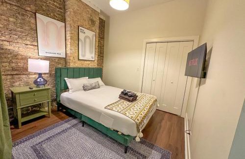 Near South Side Apartamento | Spacious 420 friendly 3BR in South Loop Near McCormick Place, Grant Park and Soldier Field with Optional Parking