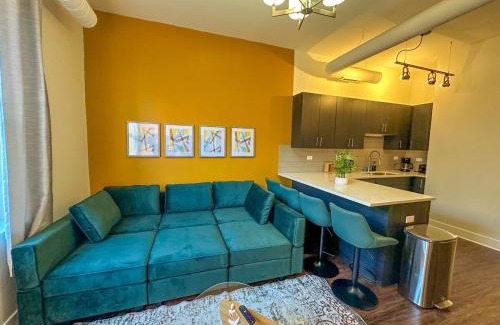 Near South Side Apartamento | Spacious 420 friendly 3BR in South Loop Near McCormick Place, Grant Park and Soldier Field with Optional Parking
