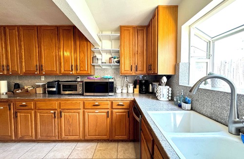 Seaside Casa | Spacious 4B2B Home + 2 FREE Aquarium Tickets Perfect Holiday Getaway in Seaside!