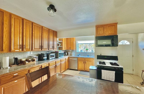 Seaside Casa | Spacious 4B2B Home + 2 FREE Aquarium Tickets Perfect Holiday Getaway in Seaside!