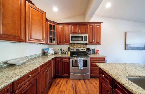 View Ridge Casa | Spacious 4b2b house / Partial lake views/ Backyard