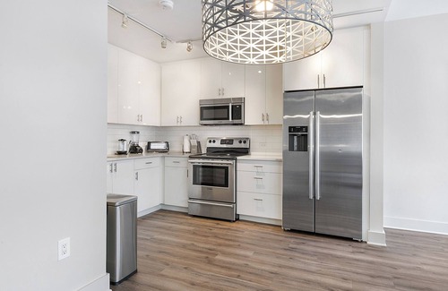 Central Business District Apartamento | Luxury 4B Condo - Newly Renovated - Steps to French Quarter