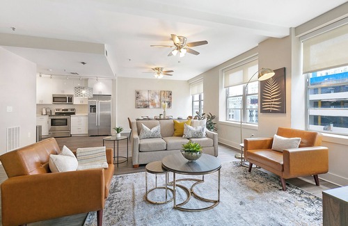 Central Business District Apartamento | Luxury 4B Condo - Newly Renovated - Steps to French Quarter
