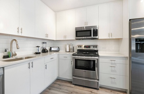 Central Business District Apartamento | Luxury 4B Condo - Newly Renovated - Steps to French Quarter