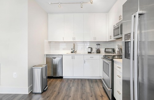 Central Business District Apartamento | Luxury 4B Condo - Newly Renovated - Steps to French Quarter