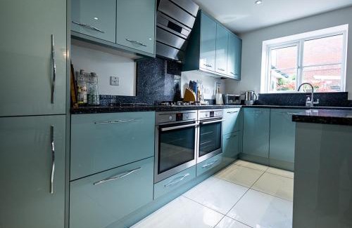 Romsey Casa | Spacious 4BD Home with Patio garden, BBQ & Parking