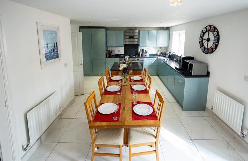 Romsey Casa | Spacious 4BD Home with Patio garden, BBQ & Parking