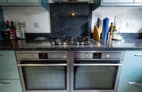 Romsey Casa | Spacious 4BD Home with Patio garden, BBQ & Parking