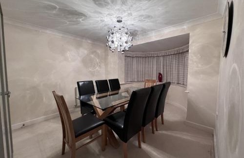 Halghton Casa | Spacious 4BD House with Character in Coventry