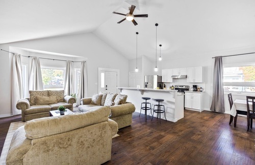 Fenelon Falls Casa | Spacious 4Bdrm Home Patio, BBQ, Walk to Lake - Holiday Home