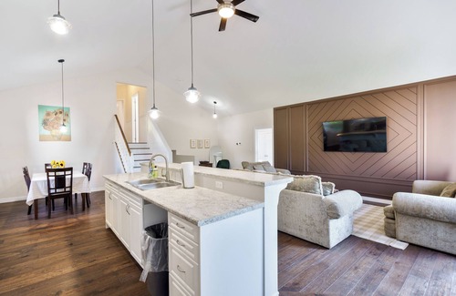 Fenelon Falls Casa | Spacious 4Bdrm Home Patio, BBQ, Walk to Lake - Holiday Home