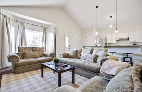 Fenelon Falls Casa | Spacious 4Bdrm Home Patio, BBQ, Walk to Lake - Holiday Home