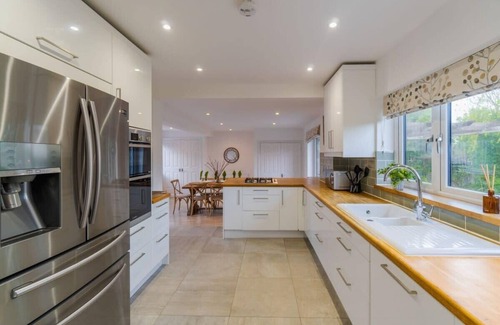Windsor Casa | Spacious 4Bed Home: Elegant, Garden & Parking
