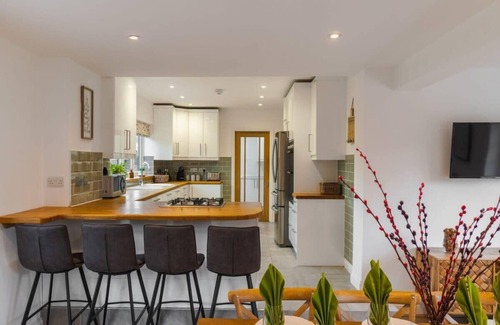 Windsor Casa | Spacious 4Bed Home: Elegant, Garden & Parking