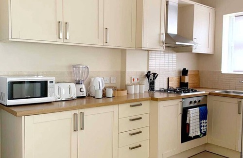 Woking Apartamento | Spacious 4Bed Home Near Woking Attractions & Nature suitable for family &friends
