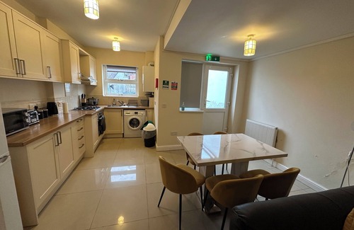 Woking Apartamento | Spacious 4Bed Home Near Woking Attractions & Nature suitable for family &friends