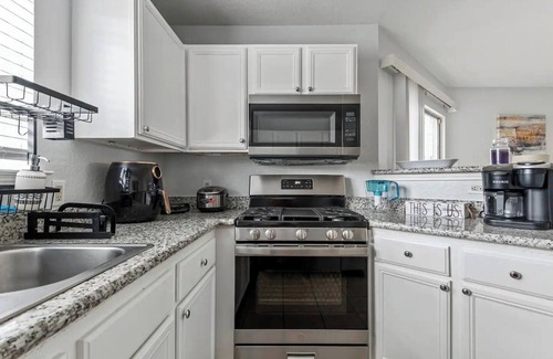 Houston Casa | Spacious 4BR 2.5BATH Near IAH Airport